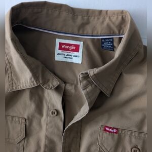 Wrangler button down shirt. Men's XL tan cotton blend work shirt.